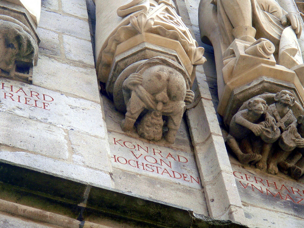 Is that gargoyle doing what I think it's doing?: WTF