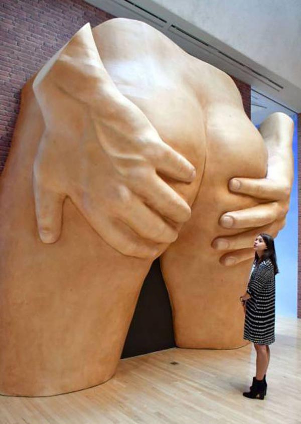 funny-weird-statue-spreading-butt-cheeks.jpg