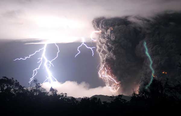 lightning-volcano21.jpg