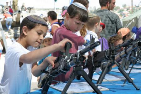 Israeli_military_hardware_to_kids2.JPG
