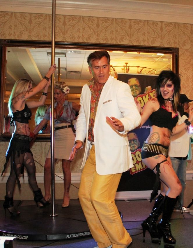 Bruce-Campbell-dancing-at-comicon.jpg
