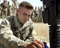 us-marine-soldier-crying-memorial-service-iraq-afp-bg.jpg