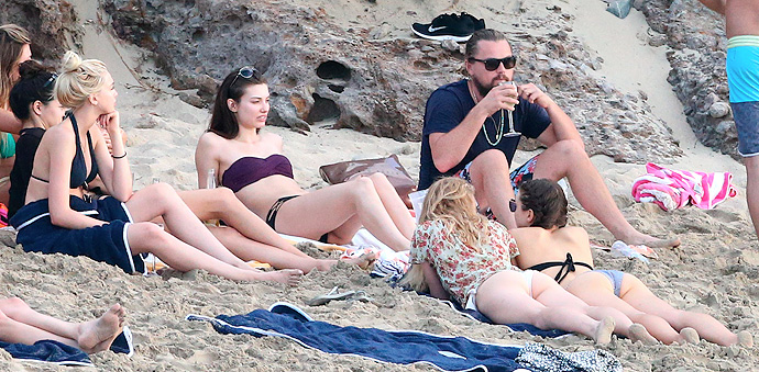 leonardo-dicaprio-girls-beach-st-barth-010215.jpg