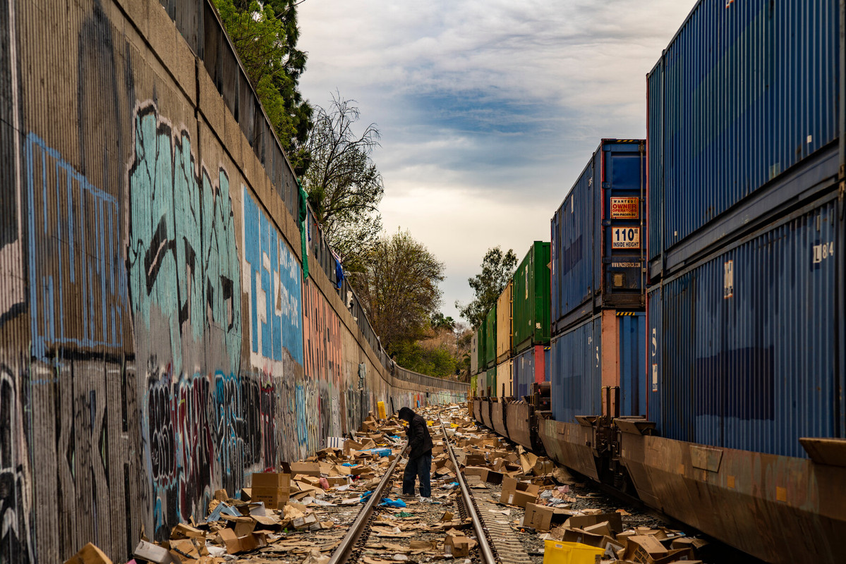 lootedtrains.jpg