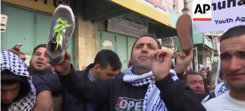 Hebron-Palestinians-attack-Trump.jpg