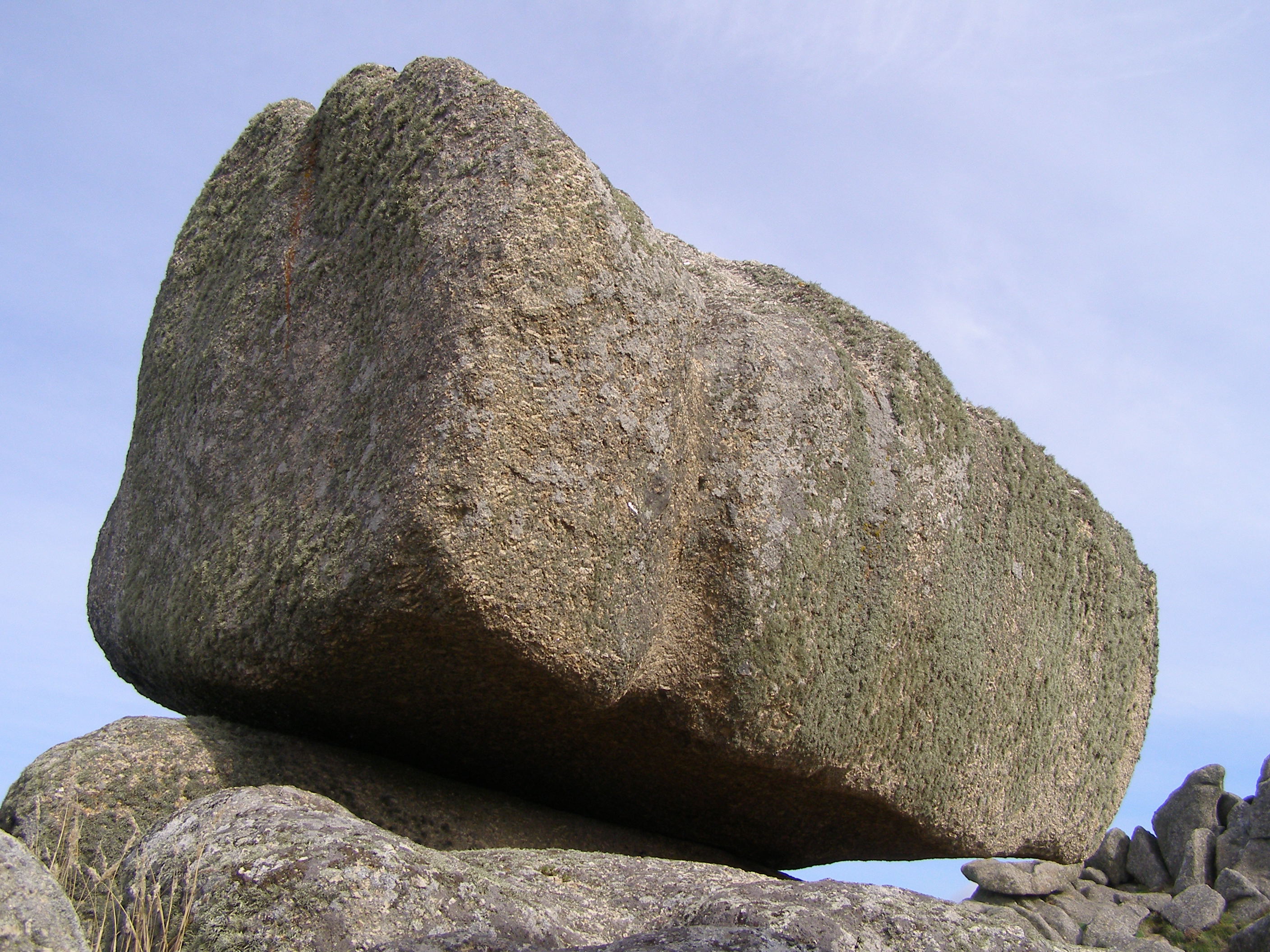 Logan_Rock_Treen_closeup.jpg