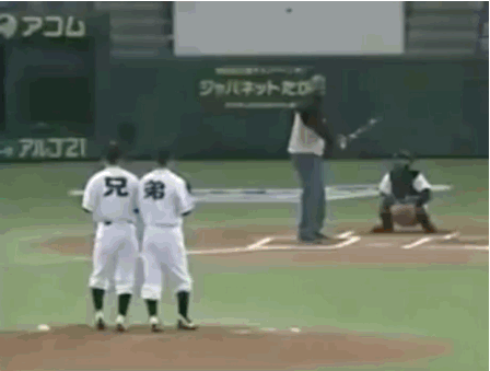 Bonds-two-pitchers-122114.gif
