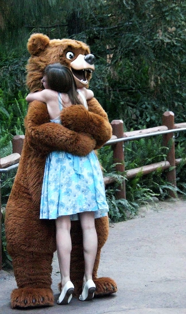 bear_hug_by_commodoreelfman.jpg
