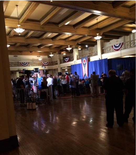 hillary_clinton_empty_hall.png