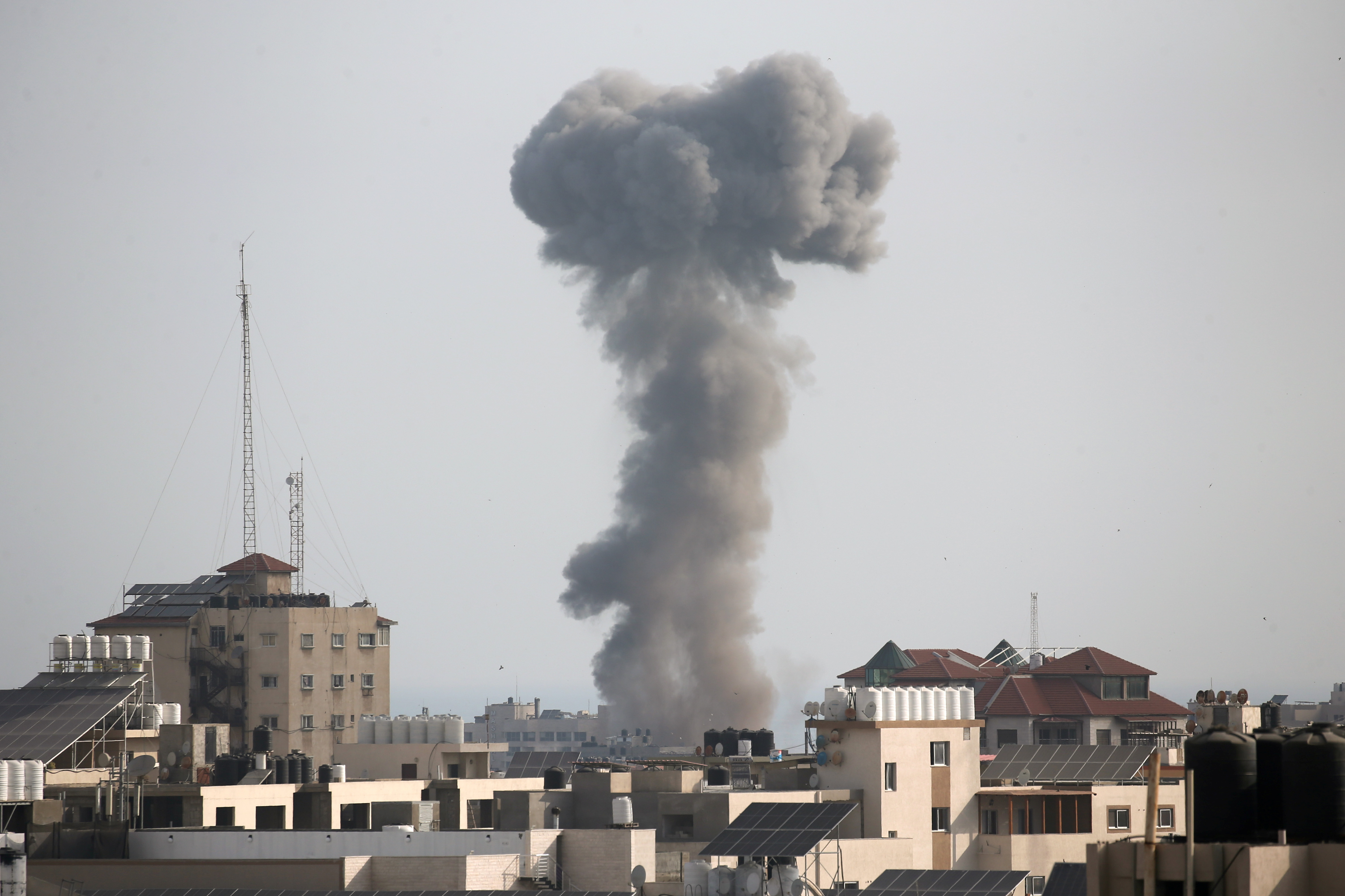 Smoke rises following an Israeli air strike, amid Israeli-Palestinian fighting, in Gaza, May 20, 2021. REUTERS/Ibraheem Abu Mustafa
